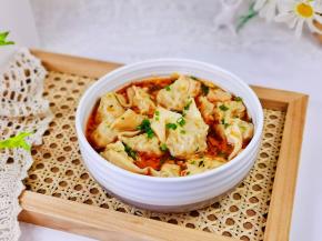 云吞放碗中，淋上调味汁，撒葱花。