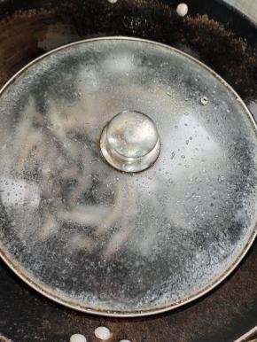 油烧至冒烟，放入泥鳅，迅速的盖上锅盖！30秒钟以后打开盖子！