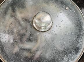 油烧至冒烟，放入泥鳅，迅速的盖上锅盖！30秒钟以后打开盖子！