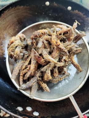 捞出控油备用！