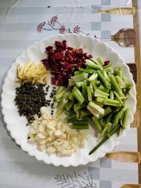 蒜瓣剁成蒜末，生姜切成丝，干辣椒切成段，芹菜切成段，准备花椒1把备用！（也可以根据自己的喜好随意调整花椒和辣椒的用量！）