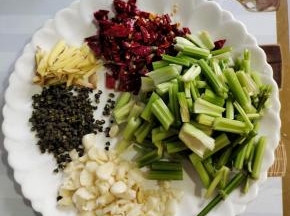 蒜瓣剁成蒜末，生姜切成丝，干辣椒切成段，芹菜切成段，准备花椒1把备用！（也可以根据自己的喜好随意调整花椒和辣椒的用量！）