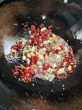 起锅烧油，放入生姜，花椒，干辣椒，蒜瓣爆香！