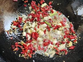 起锅烧油，放入生姜，花椒，干辣椒，蒜瓣爆香！