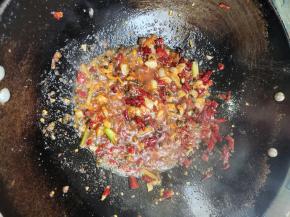 放入一勺郫县豆瓣酱炒出红油！
