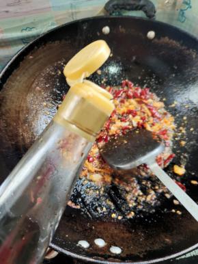 放入一大勺太太乐鲜贝露！（没有的也可以换成生抽或者味极鲜！）