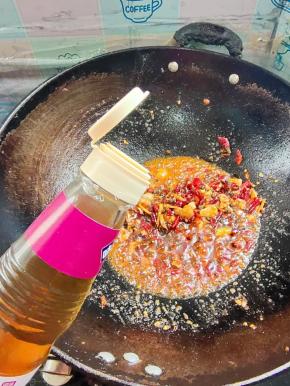 放入一大勺料酒去腥！