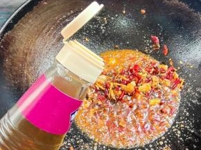 放入一大勺料酒去腥！