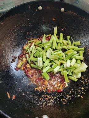 放入芹菜段翻炒均匀！
