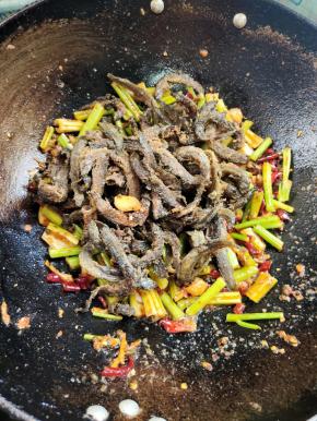 放入泥鳅翻炒均匀！