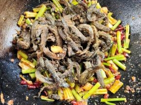 放入泥鳅翻炒均匀！