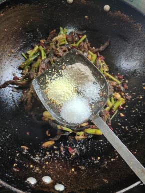 放入胡椒粉，鸡精，味精，白糖翻炒均匀！