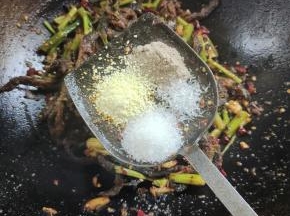 放入胡椒粉，鸡精，味精，白糖翻炒均匀！