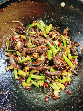 起锅前放入适量的白芝麻翻拌均匀即可！