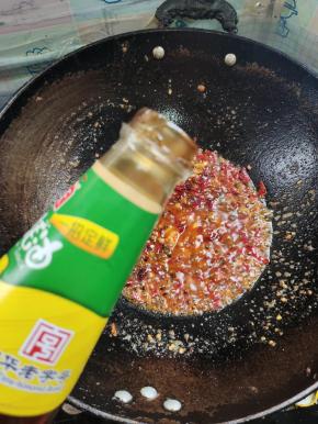 放入一大勺蚝油调味儿！