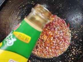 放入一大勺蚝油调味儿！
