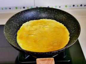 起油锅倒入蛋液，小火煎至凝固盛出切丝。