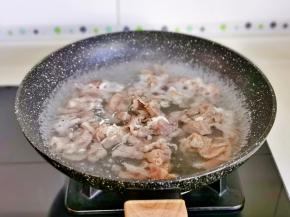 水烧开下肥牛卷煮熟捞出。