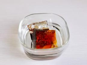 油辣子，调味汁，油包放入碗中，淋上开水泡5分钟。