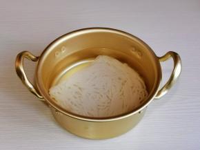 卤粉放入碗中，加入沸水。