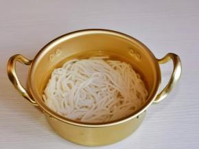 盖上盖子泡5分钟。（无需搅动）