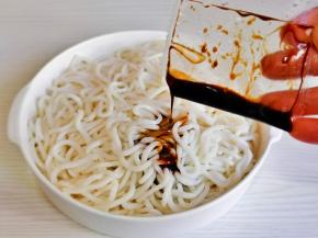 淋上调味汁，辣油，植物油，生抽。