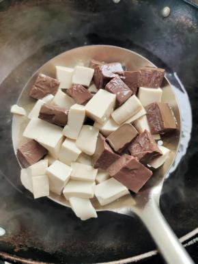 煮开后，再煮一分钟左右就可以捞出沥干水分备用！