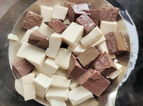 煮开后，再煮一分钟左右就可以捞出沥干水分备用！