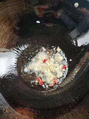 起锅烧油，放入生姜，蒜瓣，干辣椒爆香！