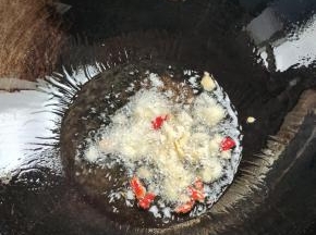 起锅烧油，放入生姜，蒜瓣，干辣椒爆香！