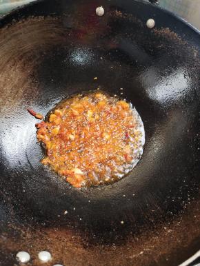 放入一勺郫县豆瓣酱炒出红油！