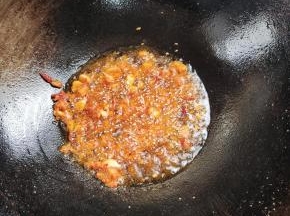 放入一勺郫县豆瓣酱炒出红油！