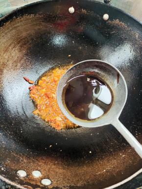 放入生抽，蚝油，花椒油翻炒均匀！