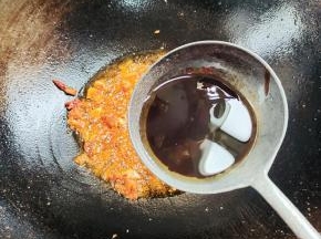 放入生抽，蚝油，花椒油翻炒均匀！