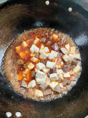 放入焯好水的豆腐，鸭血！