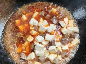 放入焯好水的豆腐，鸭血！