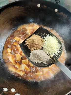 放入适量的胡椒粉，十三香，鸡精翻炒均匀！