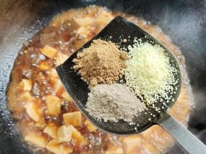 放入适量的胡椒粉，十三香，鸡精翻炒均匀！