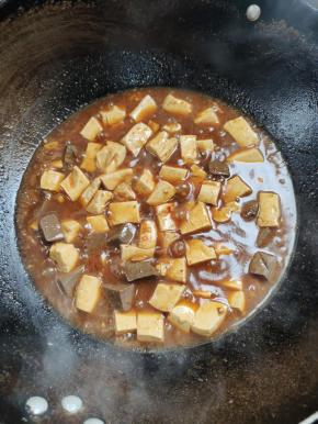 调小火炖煮5分钟左右，让豆腐和鸭血更入味儿！