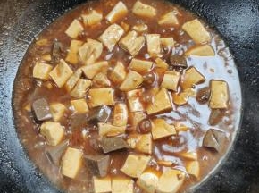 调小火炖煮5分钟左右，让豆腐和鸭血更入味儿！