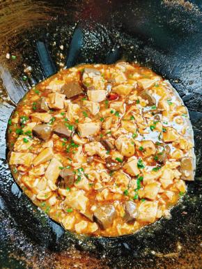 起锅前勾一个薄芡！关火。撒上韭菜末翻炒均匀即可！（韭菜末可以用葱末来代替！）