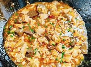 起锅前勾一个薄芡！关火。撒上韭菜末翻炒均匀即可！（韭菜末可以用葱末来代替！）