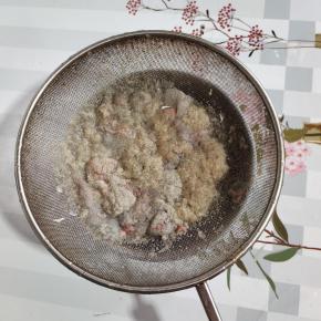 鱼籽清洗干净，沥干水分备用！