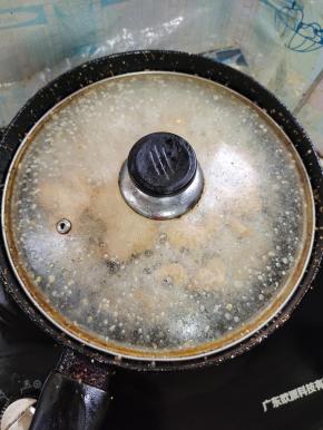 起锅烧油，倒入鱼籽，迅速的盖上盖子，要不然鱼籽会蹦的到处都是！（也可以用电饼铛来做更简单！）