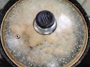 起锅烧油，倒入鱼籽，迅速的盖上盖子，要不然鱼籽会蹦的到处都是！（也可以用电饼铛来做更简单！）