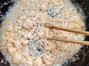 等到鱼籽里面的水份蒸发了，鱼籽不在蹦跶了，打开盖子，用筷子把鱼籽抖散！调小火慢慢煎值，中途记得再用筷子翻动几下！