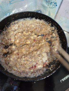 煎至鱼籽金黄色了，放入蒜末，姜末，干辣椒段爆香！