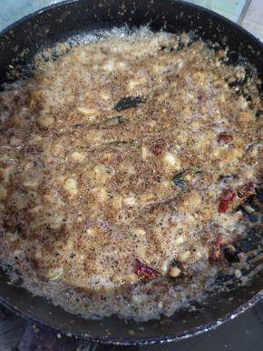 起锅前放入适量的盐，鸡精，胡椒粉，孜然粉翻炒均匀即可！