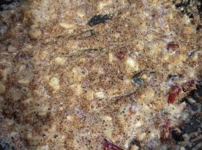 起锅前放入适量的盐，鸡精，胡椒粉，孜然粉翻炒均匀即可！