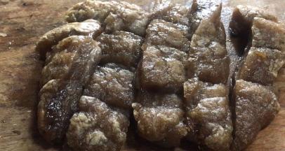 放入砧板上切成红烧肉一样的块